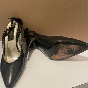 Black leather heeled shoe